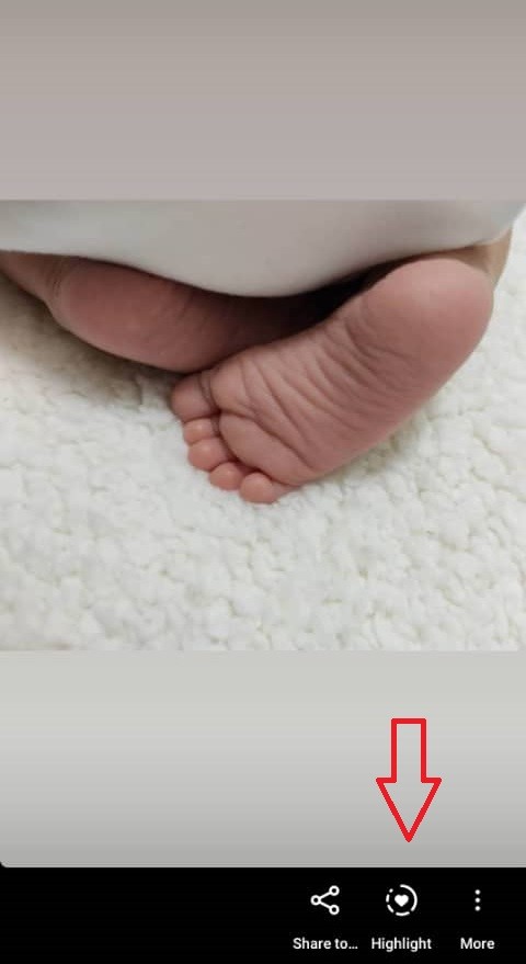 با کلیک روی گزینه نمایش داده شده در تصویر بالا استوری مورد نظرتون را هایلایت کنید.