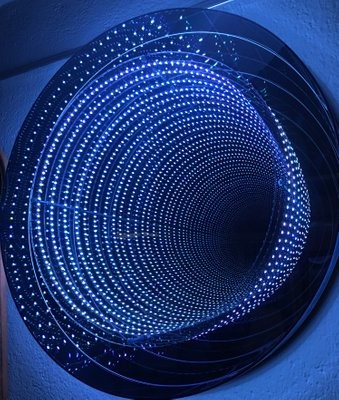 آینه چراغ‌دار بی‌نهایت یکی از بهترین آینه‌های بلاگری است.